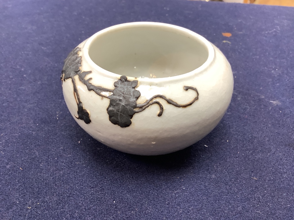 A Chinese bottle vase and a jar, height 11cm